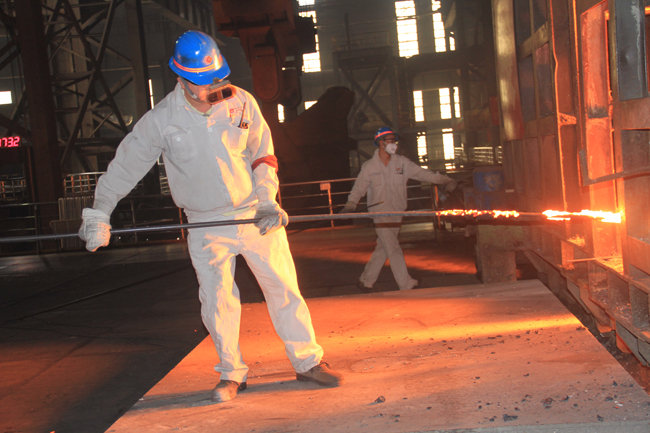 環(huán)保地坪涂料廠家給鋼鐵廠地面施工時要注意什么？